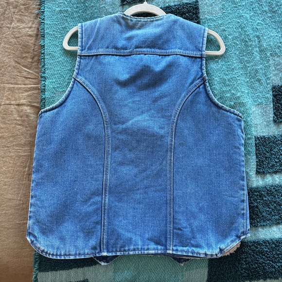 Wrangler denim vest with Sherpa lining. Unisex size large - Picture 4 of 6